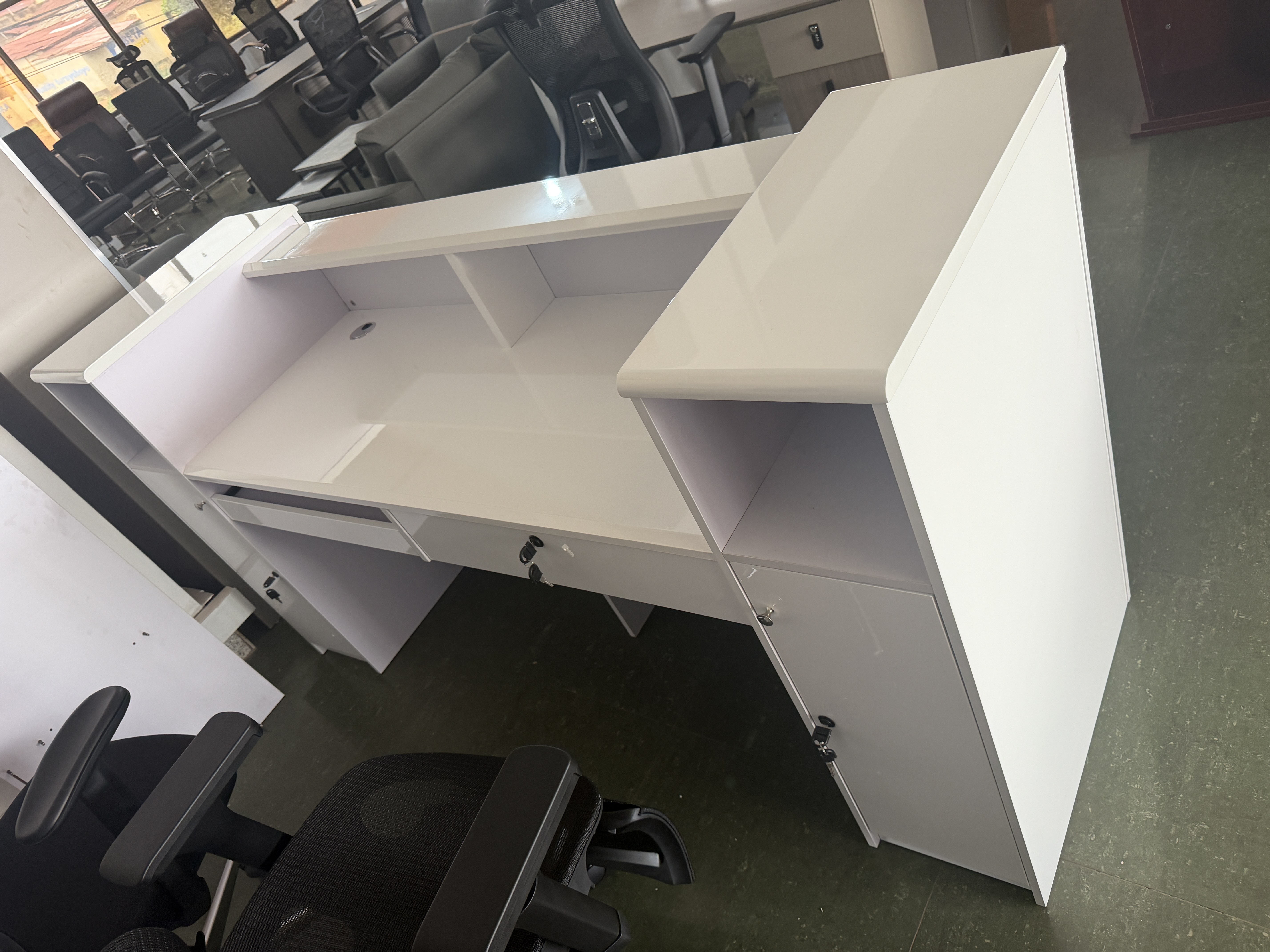 Modern Reception Desk image 3
